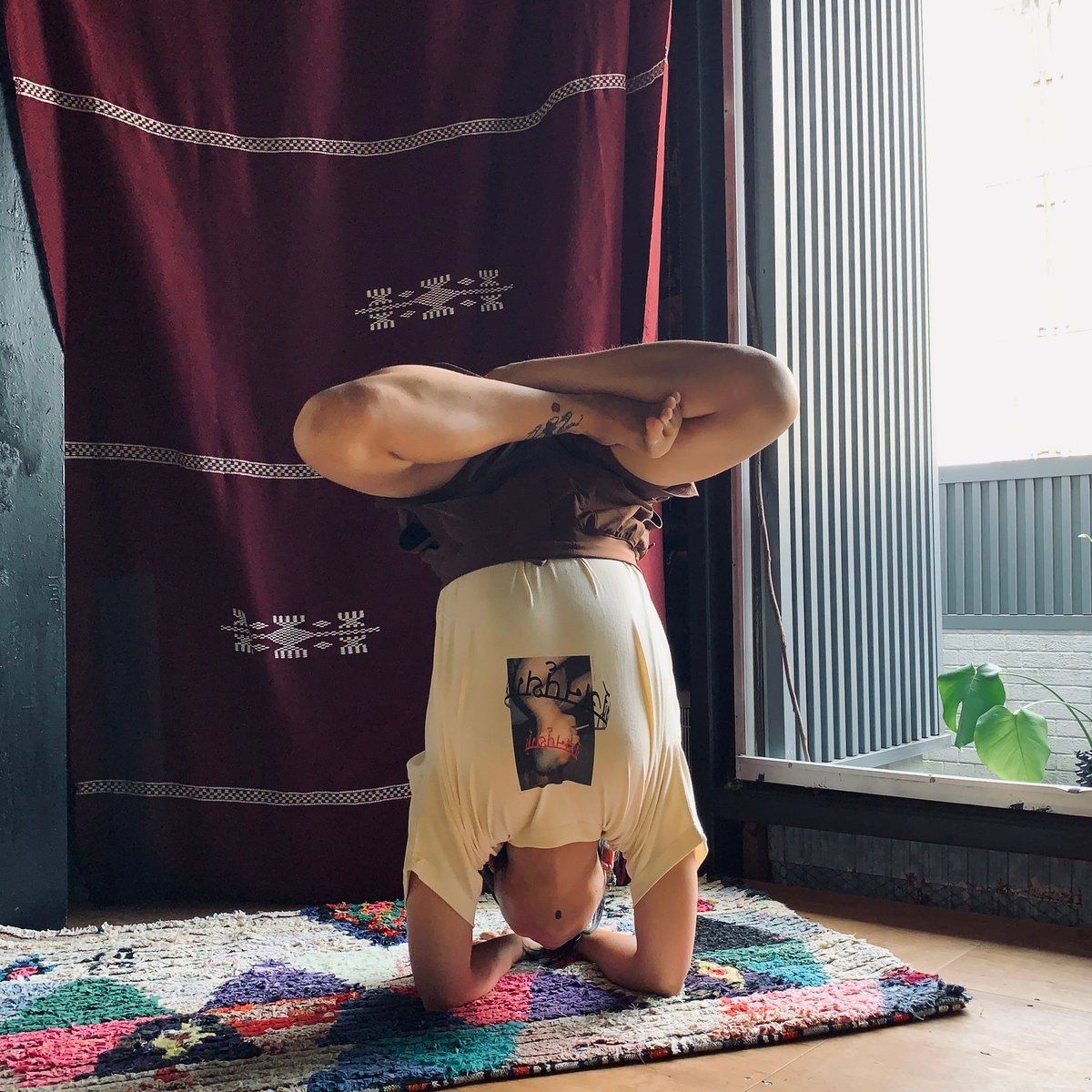 逆立ちノーパン 
