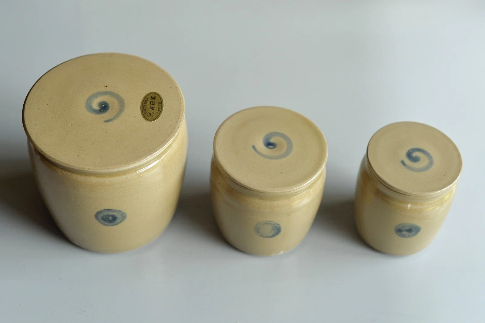梅干しの時期に、石見焼のふたつぼたくさん入荷しました！｜くらし
