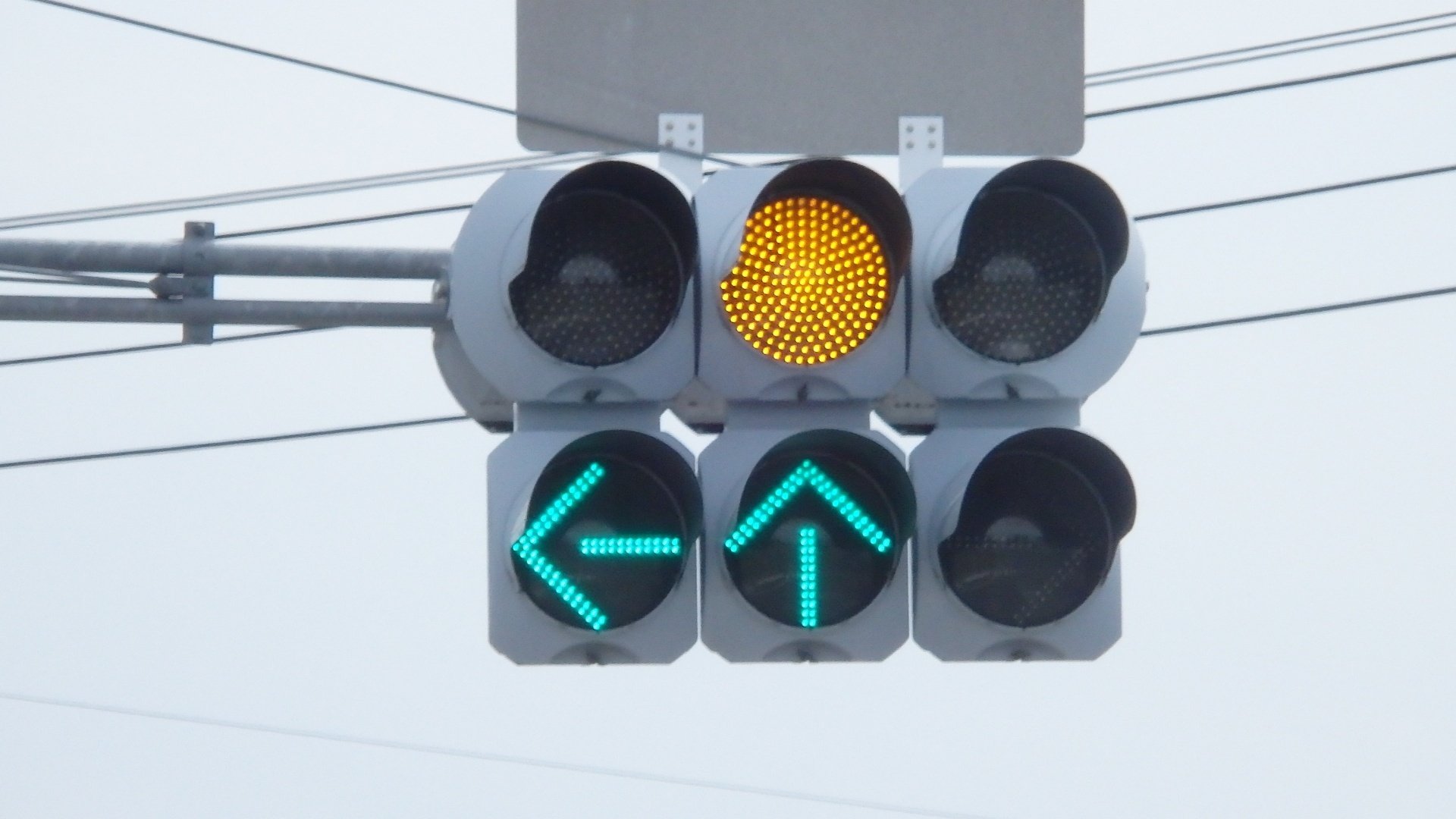 佐波郡玉村町福島橋南交差点にある日信厚型LED個別型矢印灯器｜光山祐