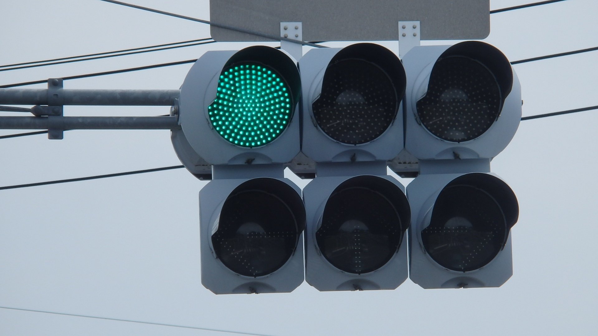 佐波郡玉村町福島橋南交差点にある日信厚型LED個別型矢印灯器｜光山祐