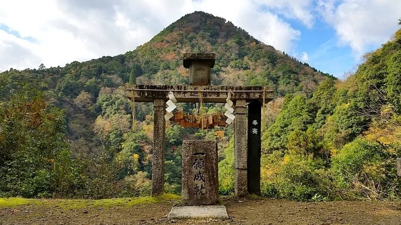 金井南龍 『神々の黙示録』 行者でも登ると死ぬ伝説の山｜嗤う狐はかく