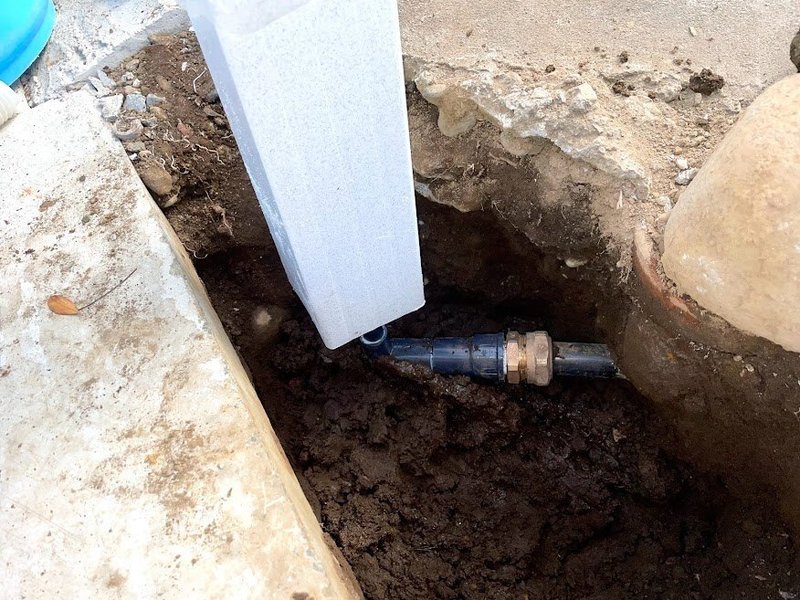水道修理（給水管漏水修理、2日目）工事　工事中　配管工事、水栓柱設置後