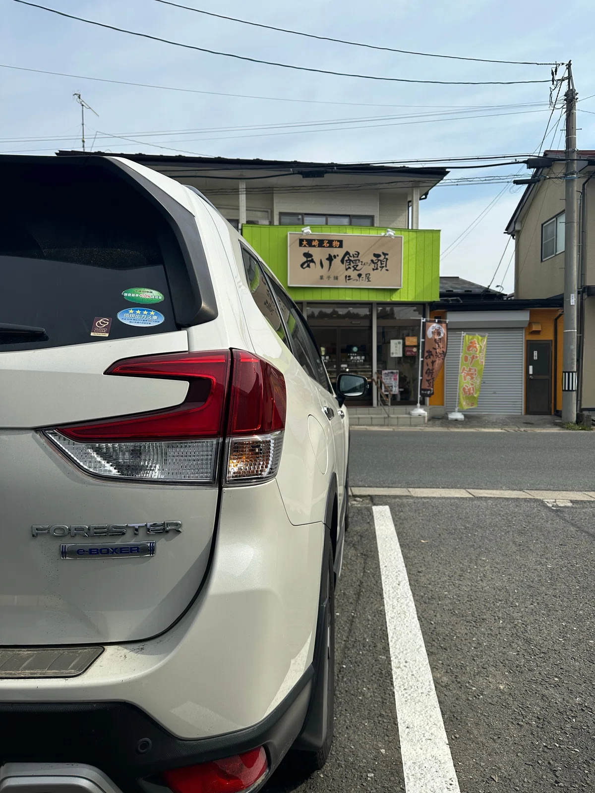 松山千石の集落道を車で流していると、田んぼの縁に立つ屋敷林のの写真(出典:note.com)