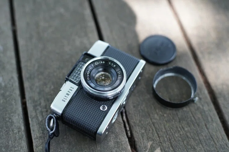 ハーフサイズカメラ Olympus Pen D｜風戸涼
