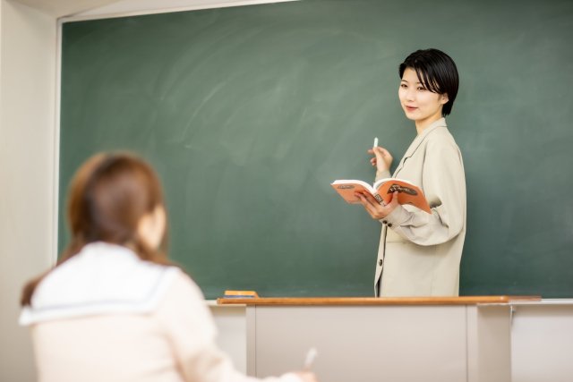 授業を行う実習生と生徒