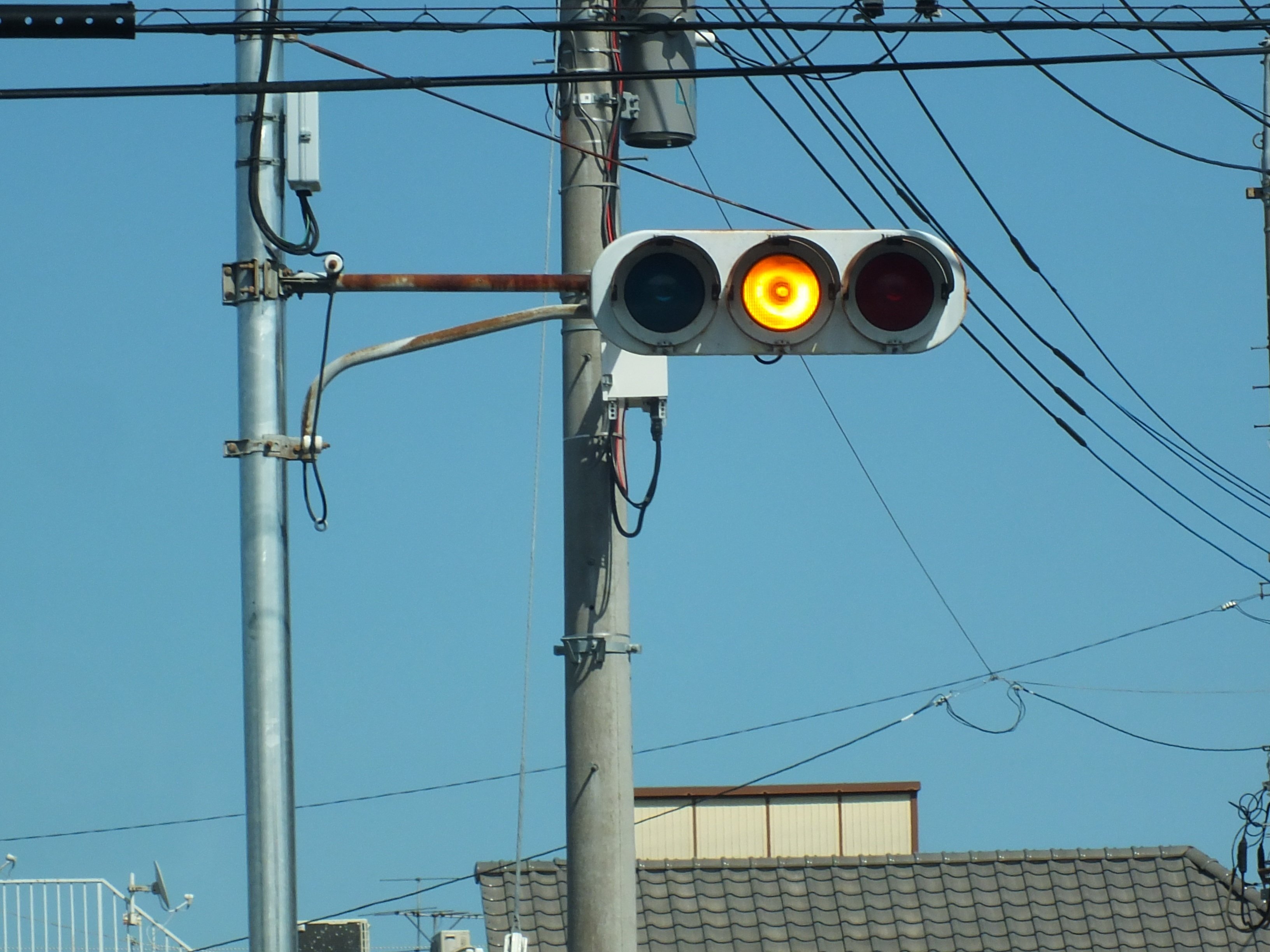 羽生市中岩瀬にある小糸S型網目レンズ250㎜｜光山祐弥の信号機紹介