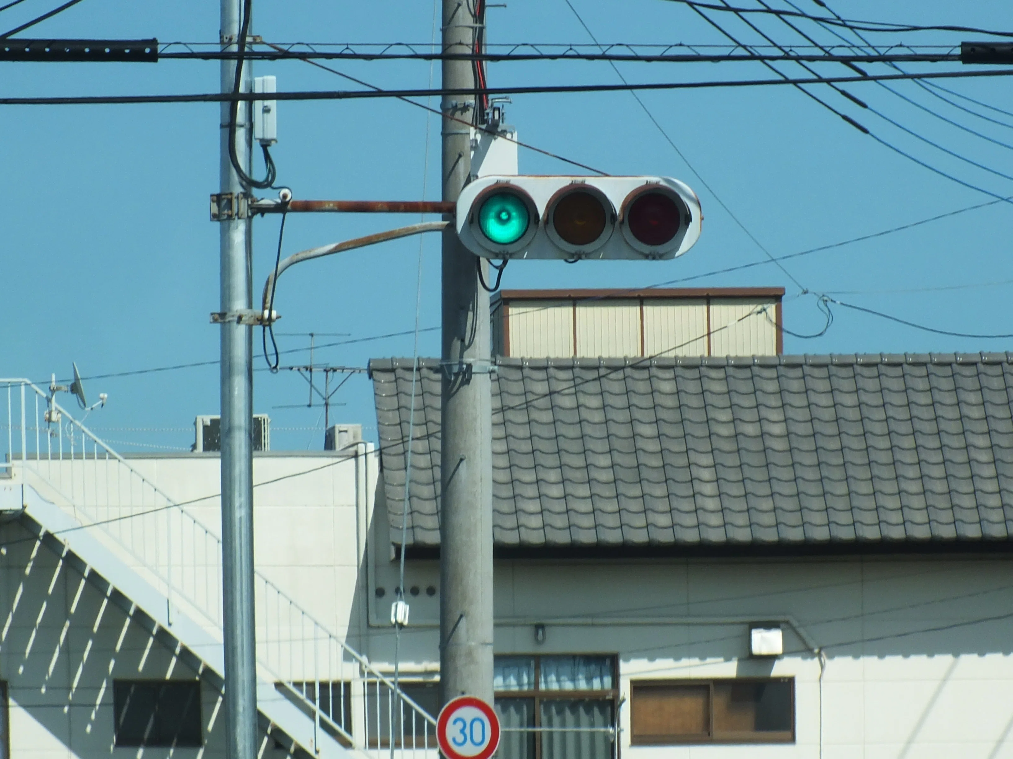 羽生市中岩瀬にある小糸S型網目レンズ250㎜｜光山祐弥の信号機紹介