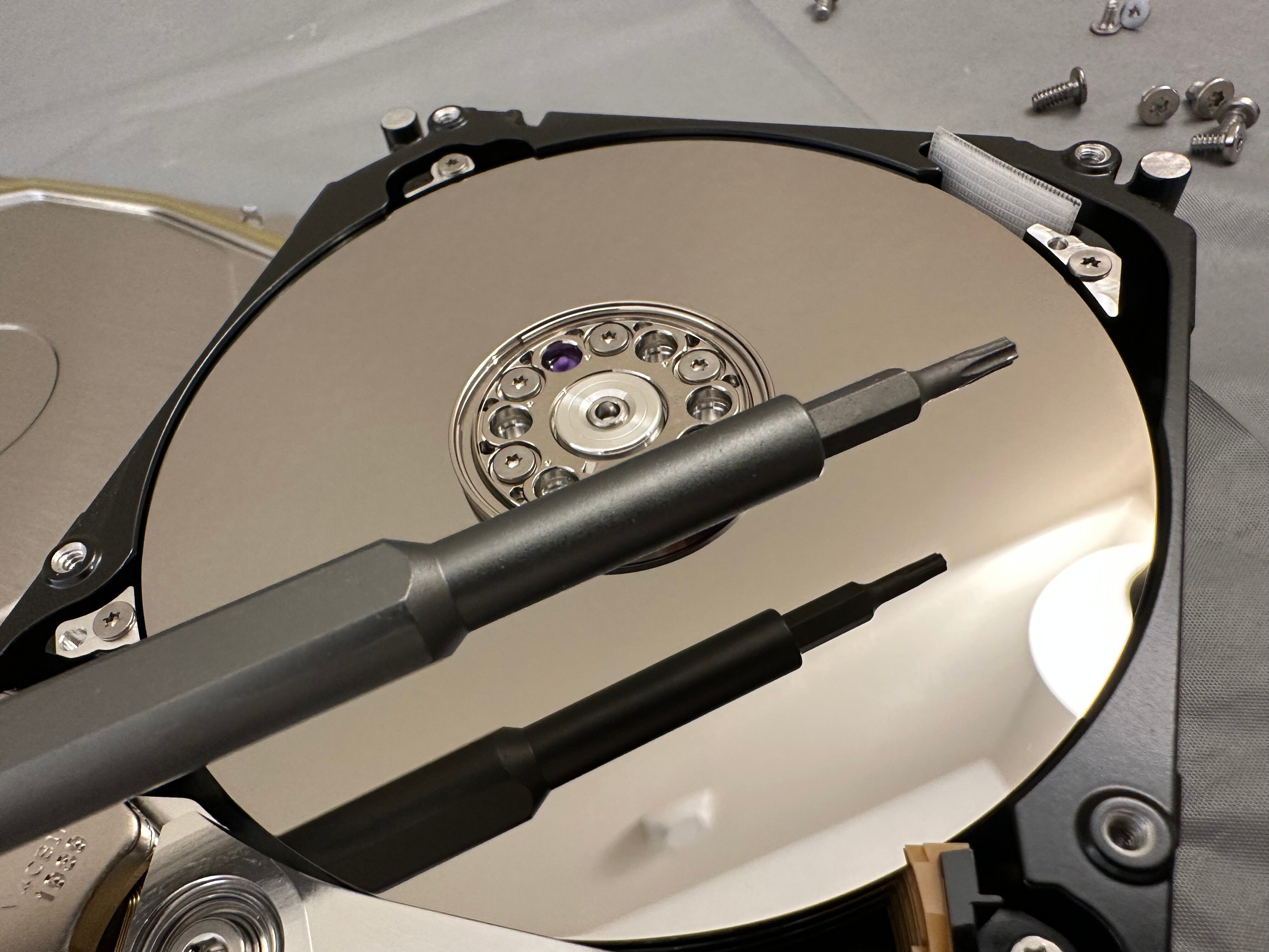 ハードディスクを物理的に破壊してみよう！黒歴史データ抹消・新旧HDD