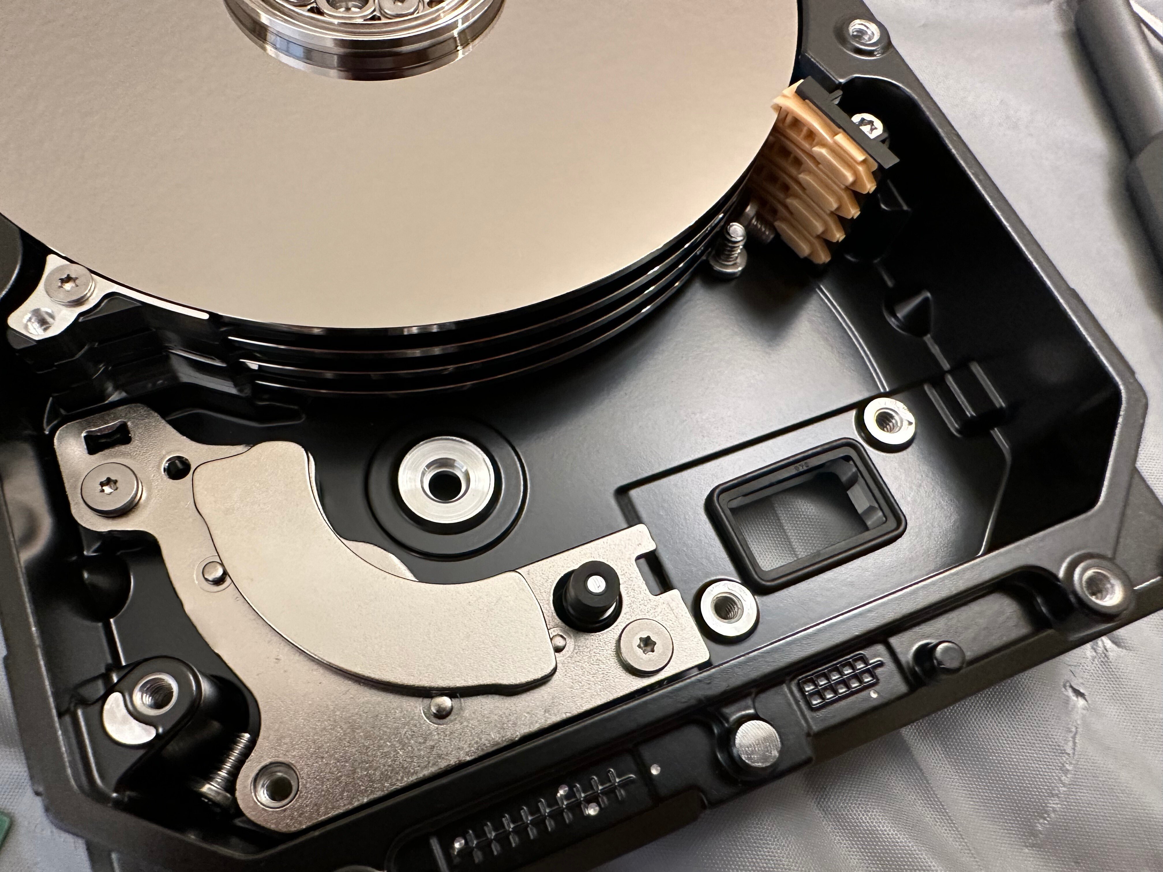 ハードディスクを物理的に破壊してみよう！黒歴史データ抹消・新旧HDD