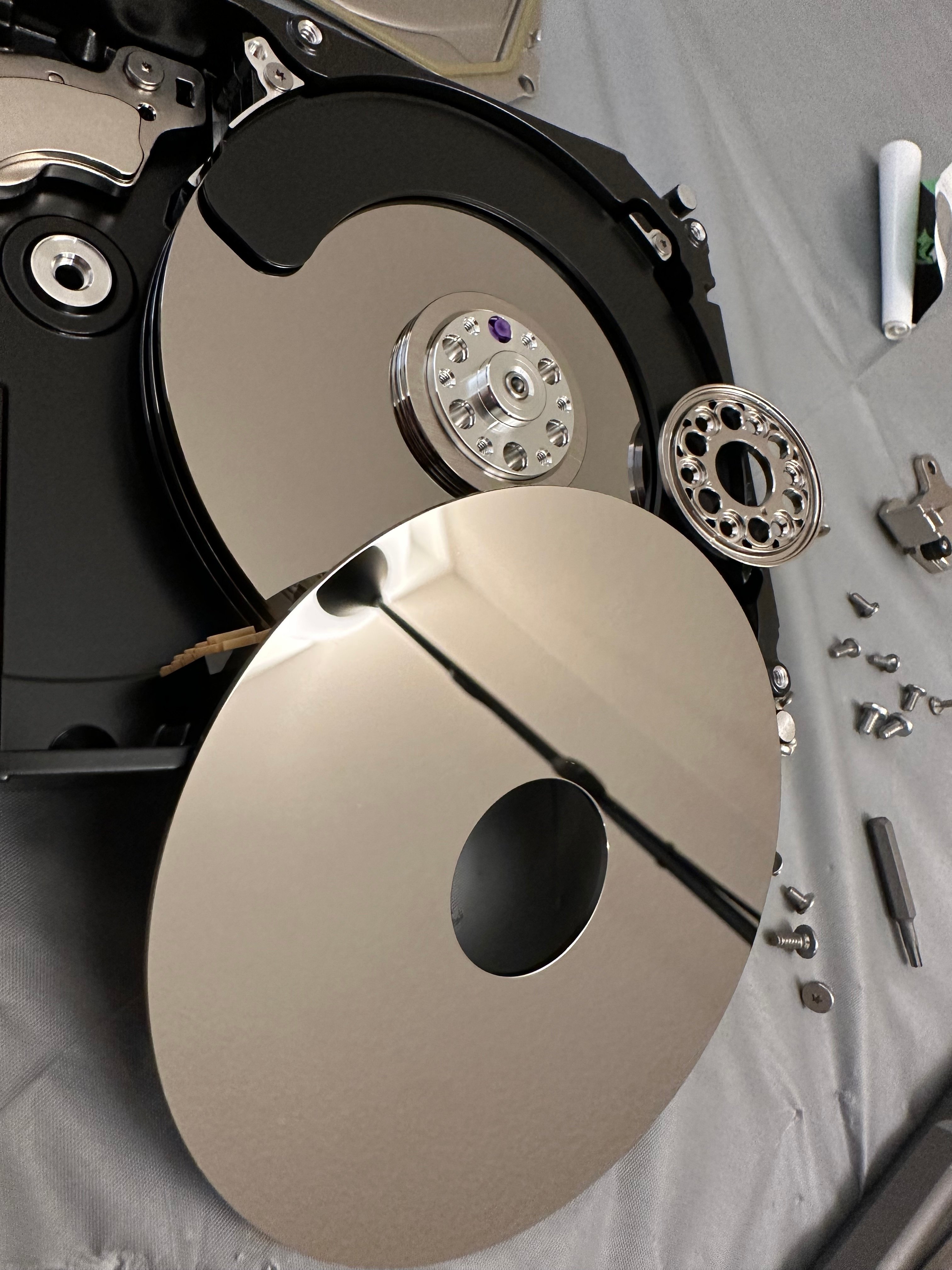 ハードディスクを物理的に破壊してみよう！黒歴史データ抹消・新旧HDD