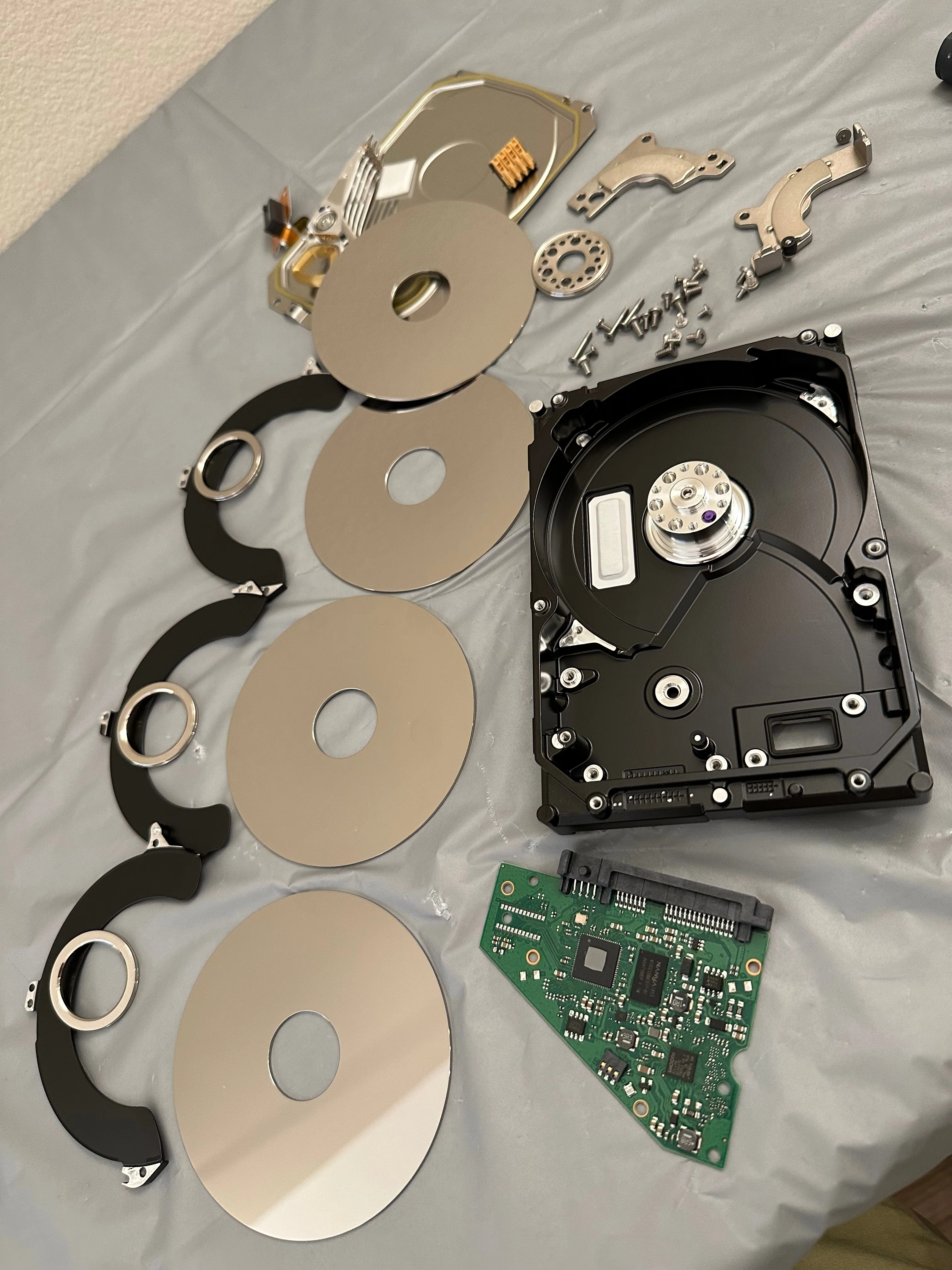ハードディスクを物理的に破壊してみよう！黒歴史データ抹消・新旧HDD