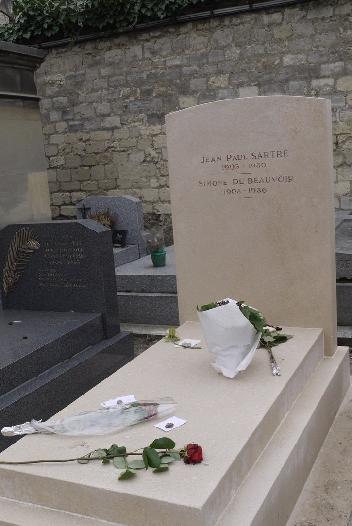 モンパルナス墓地は、パリの墓地の中でもお墓探しがしやすい場所だと思う。これはサルトルのお墓。実存主義という言葉を初めて教えてくれた人。