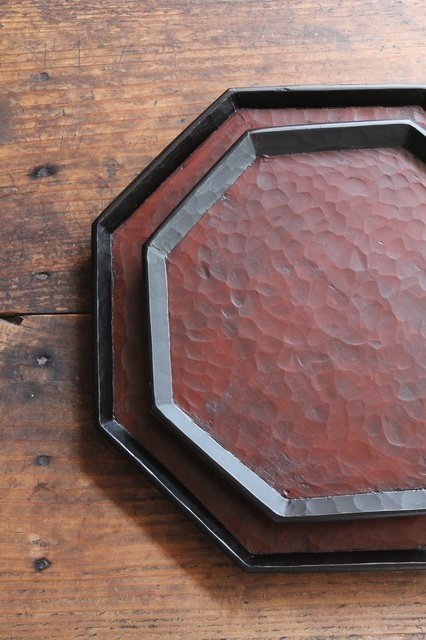 匙屋とコップ屋』よりさかいあつしさんのお盆。｜くらしのギャラリー