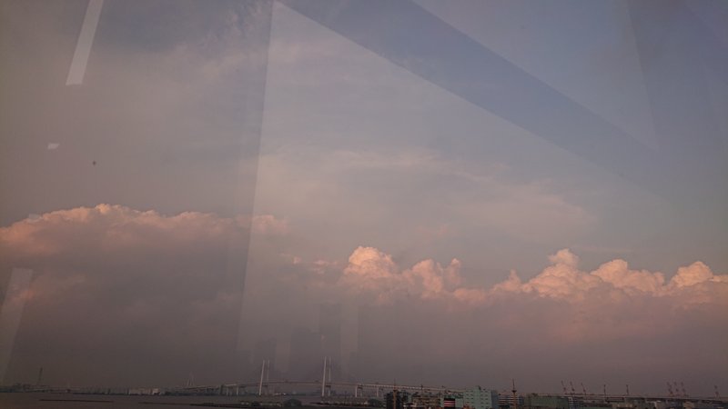 きのう7月4日(火)の夕方の空。夏らしい雲ですね！最近は梅雨終わり頃の激しい雨が増えてきました。夕立のゲリラ豪雨も心配な季節。天気予報を参考にしつつ、やっぱり直に空の様子を見て雨の様子を予想するほうが当たりやすいですね。