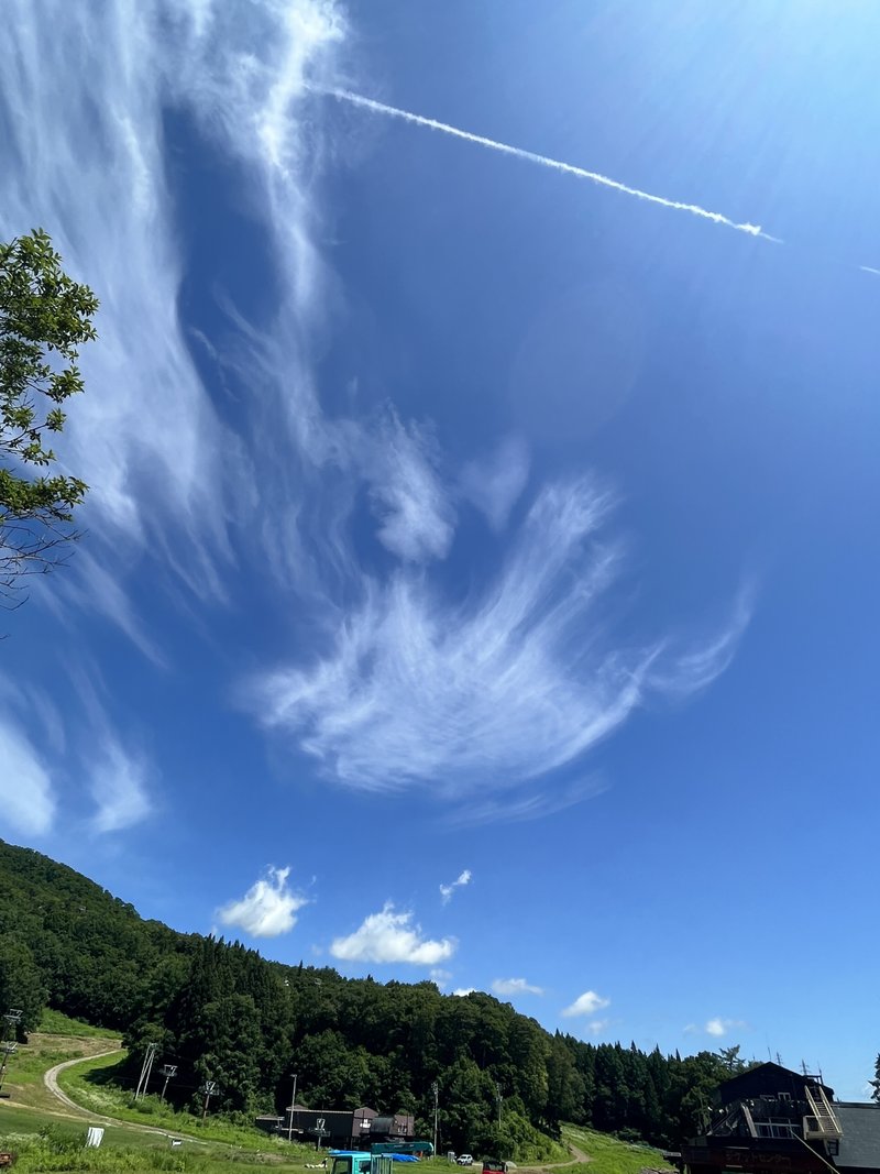 朝。自宅前の空。