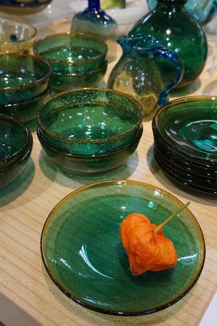 三宅義一の吹き硝子』より再生ガラス器のある暮らし｜くらしのギャラリー