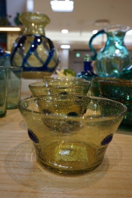 三宅義一の吹き硝子』より再生ガラス器のある暮らし｜くらしのギャラリー