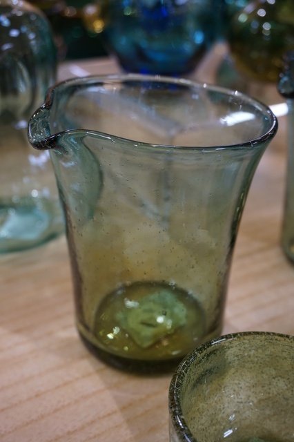 三宅義一の吹き硝子』より再生ガラス器のある暮らし｜くらしのギャラリー