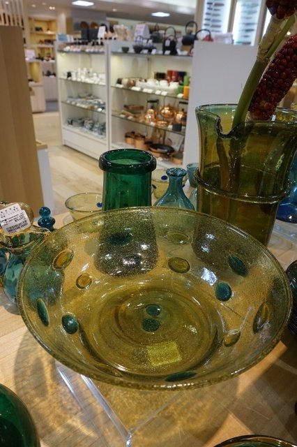 三宅義一の吹き硝子』より再生ガラス器のある暮らし｜くらしのギャラリー