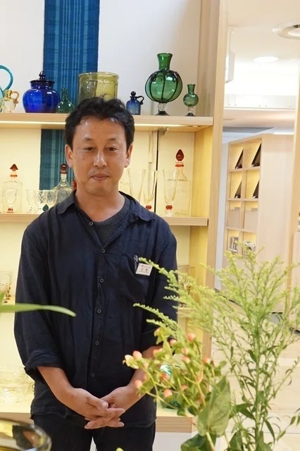 三宅義一の吹き硝子』より再生ガラス器のある暮らし｜くらしのギャラリー