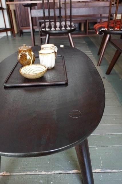 松本行史 家具展』よりなごみベンチと楕円ティーテーブル｜くらしの