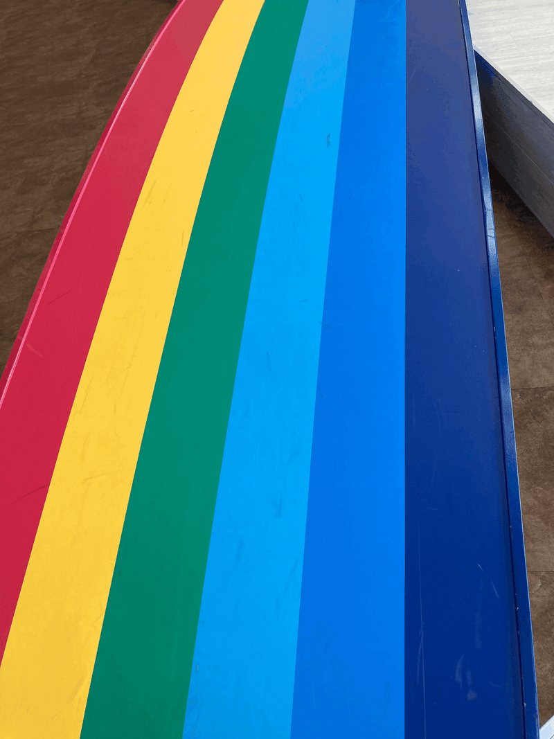 サイボウズ東京本社に設置されている虹のようなカラーの橋です。