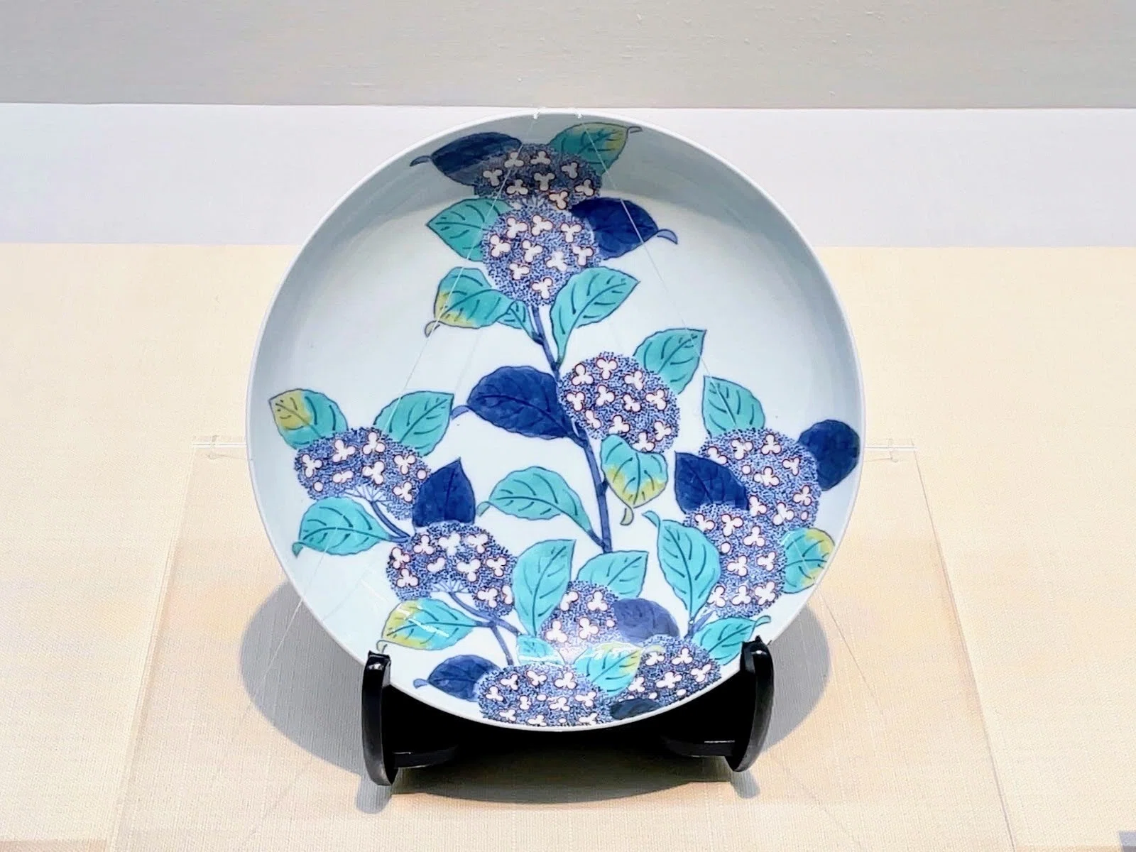 江戸後期　手描きのお花や松、幾何学模様が秀逸で金彩も美しい豪華絢爛な古伊万里 江戸の陶磁器 古伊万里展：2 ／松岡美術館｜美術館とお寺と猫