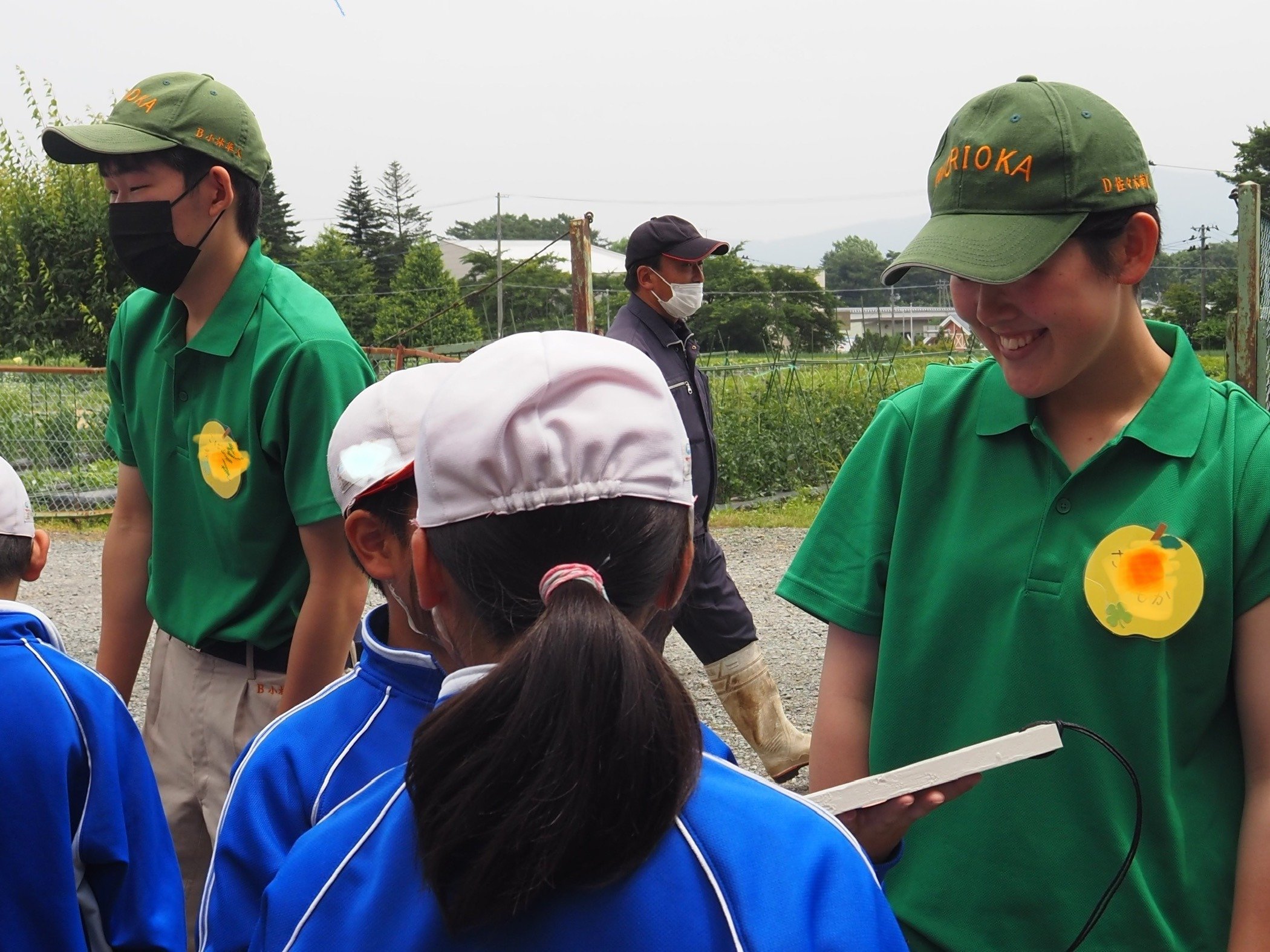 植物科学科＆人間科学科：「一本木小学校3年生とりんごの袋かけ実習