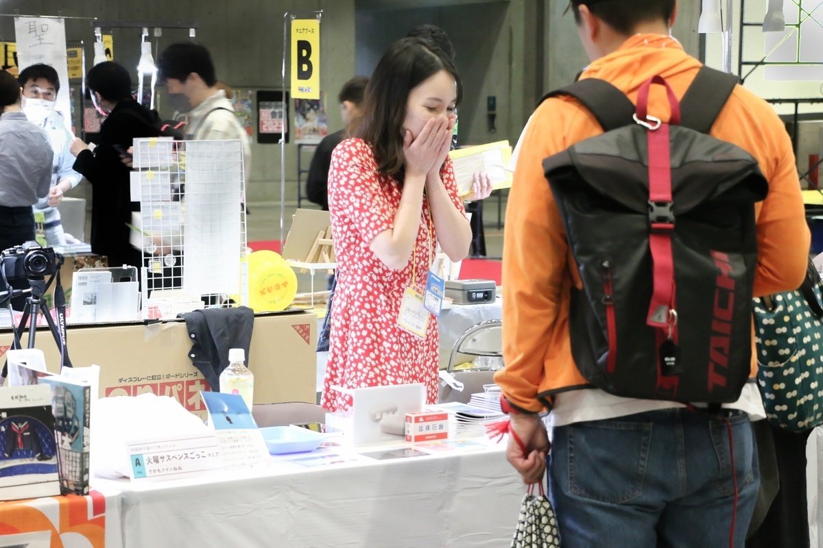 片手袋に路上園芸、顔ハメ看板……まちには「面白がれる」ものが