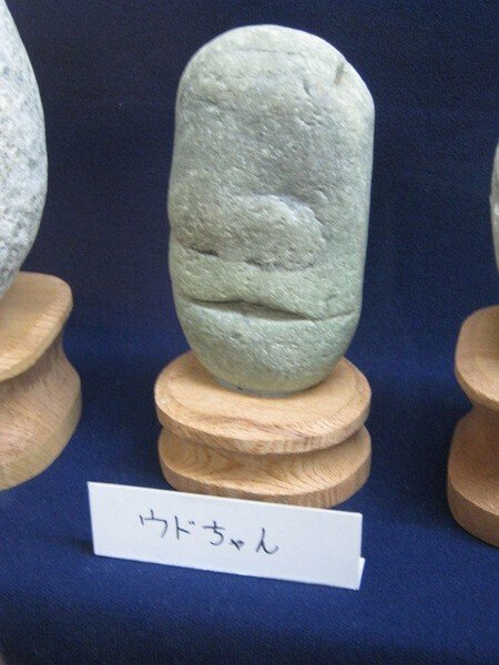 片手袋に路上園芸、顔ハメ看板……まちには「面白がれる」ものが