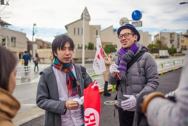 片手袋に路上園芸、顔ハメ看板……まちには「面白がれる」ものが