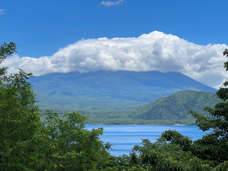 本栖湖と富士山の写真
