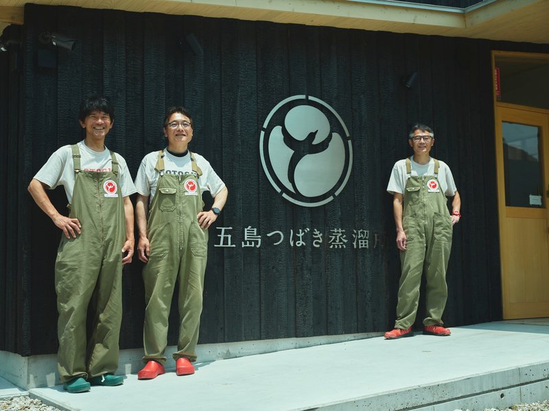 五島つばき蒸溜所の門田 クニヒコさん、鬼頭 英明さん、小元 俊祐さん