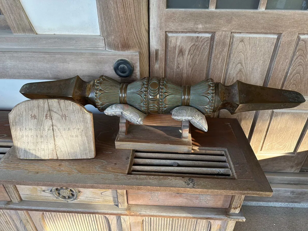 寺に置いてあった重そうな法具