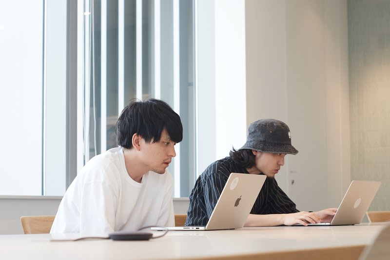PCを見つめる岡田と岩見