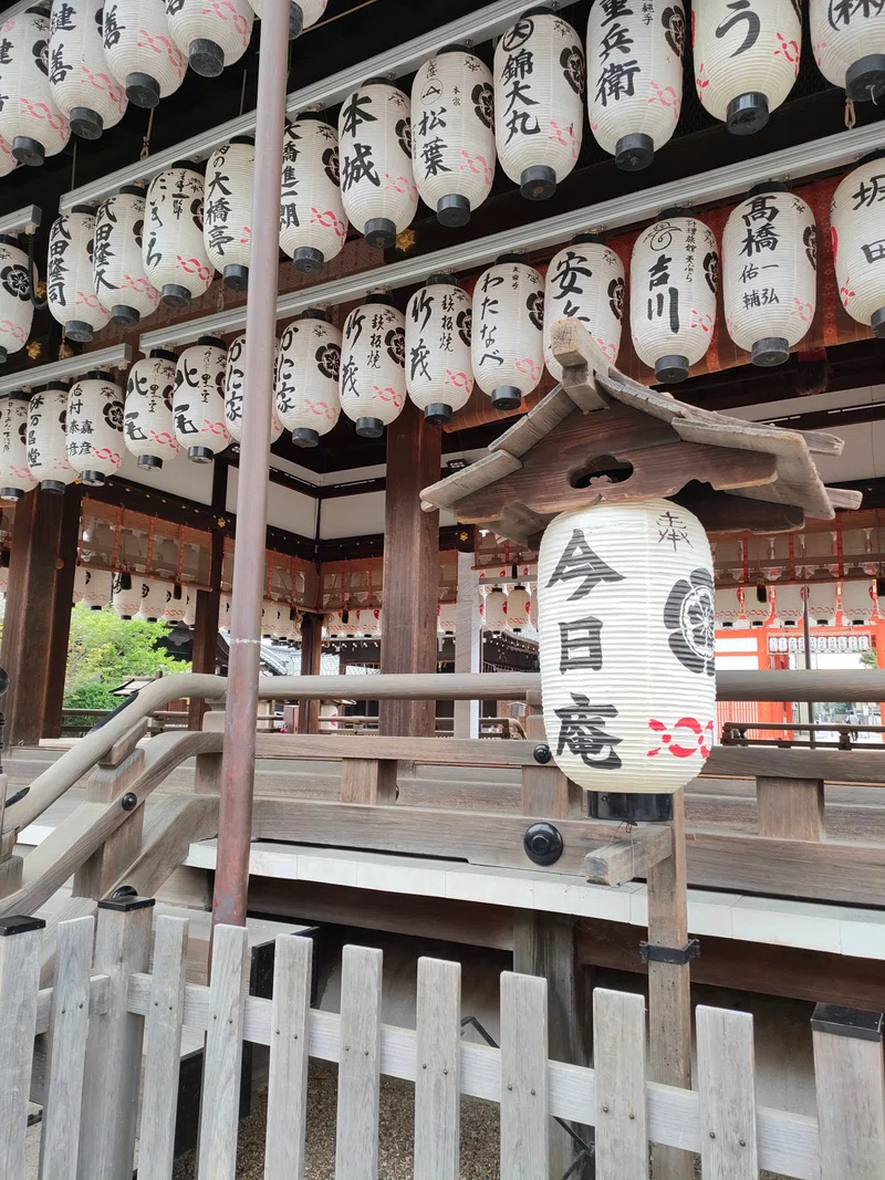 夏の京都 四条通りから八坂神社|saku