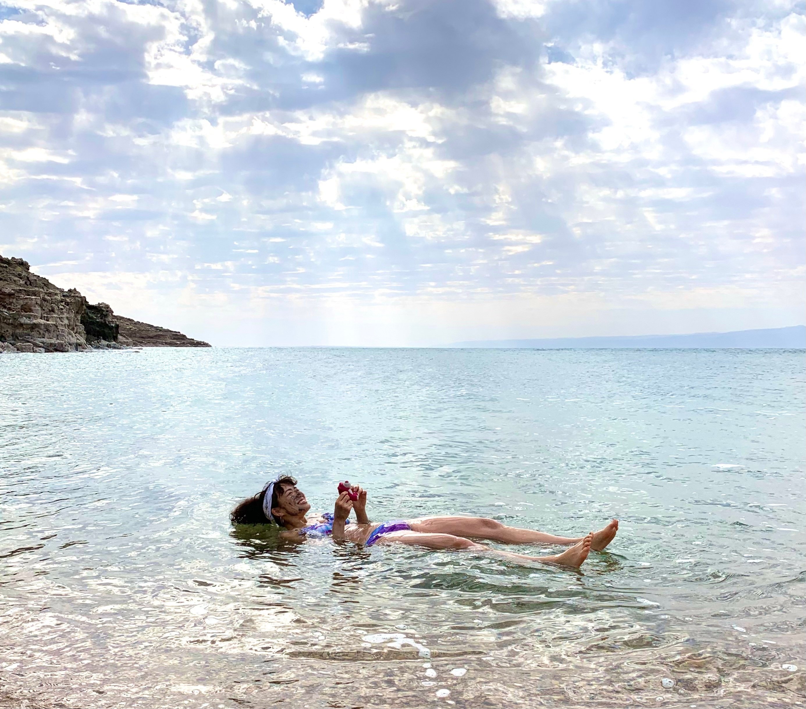 これ、浮いてるってコト…？」死海に入ってみたい女子たちVS冷静に考え