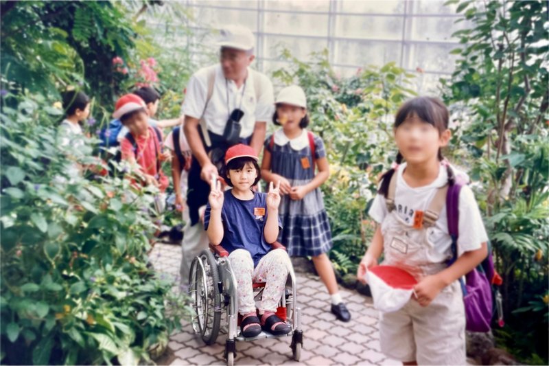 小学校の遠足を車椅子で参加している様子