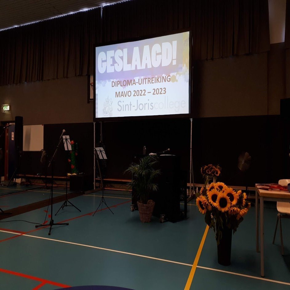 先生たちがピン芸人化？！笑いの中に涙あり、オランダのカジュアル卒業式｜Naoko Yamamoto, image size:1256x943