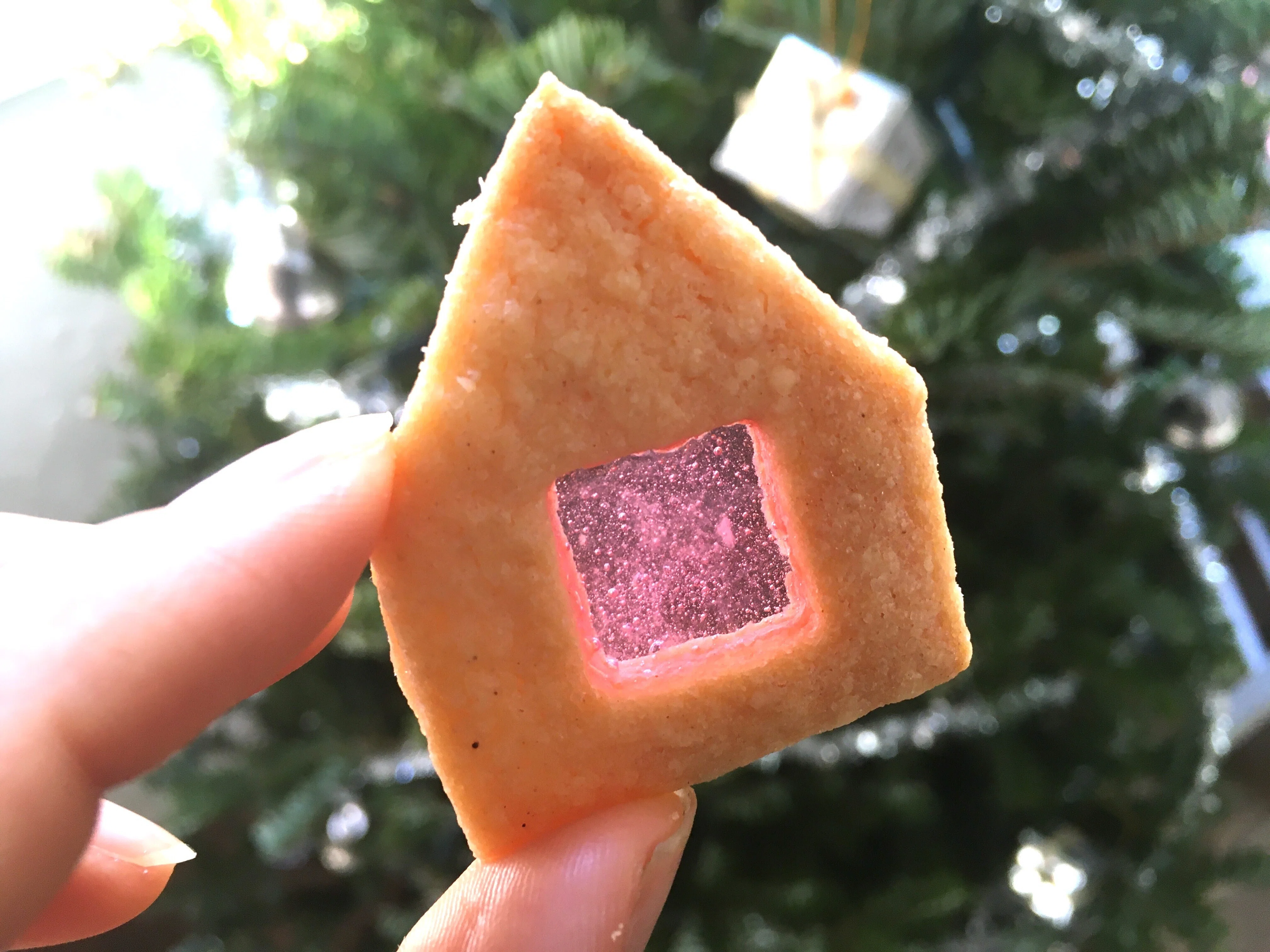 ステンドグラスクッキーで手の平サイズの「お菓子の家」を作ってみませ 