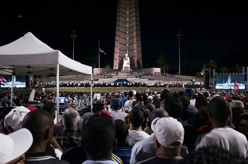 革命広場での追悼式典