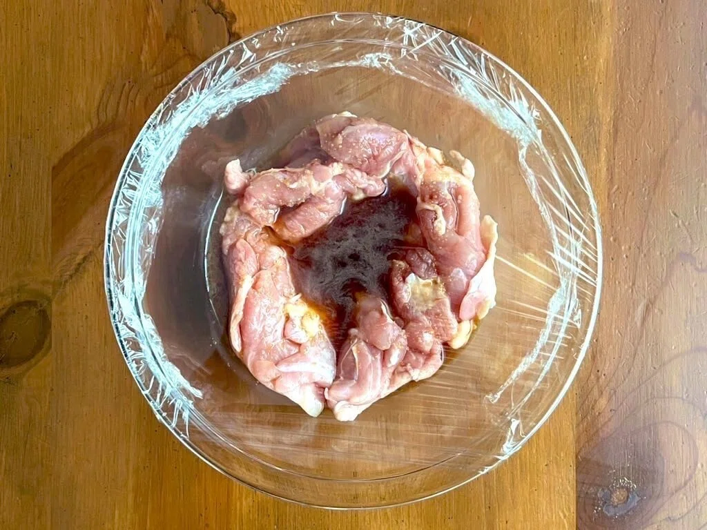 耐熱容器に入れた鶏もも肉とタレ