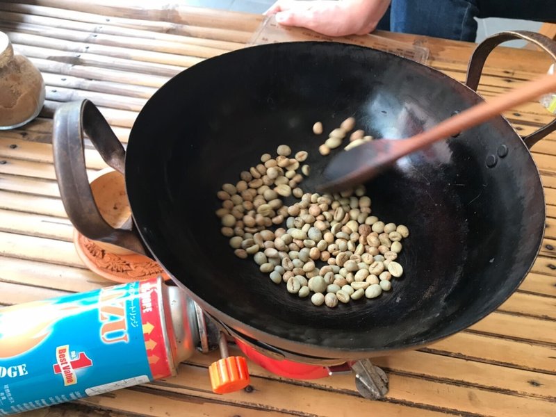 中華鍋のような鍋でコーヒー豆を煎る