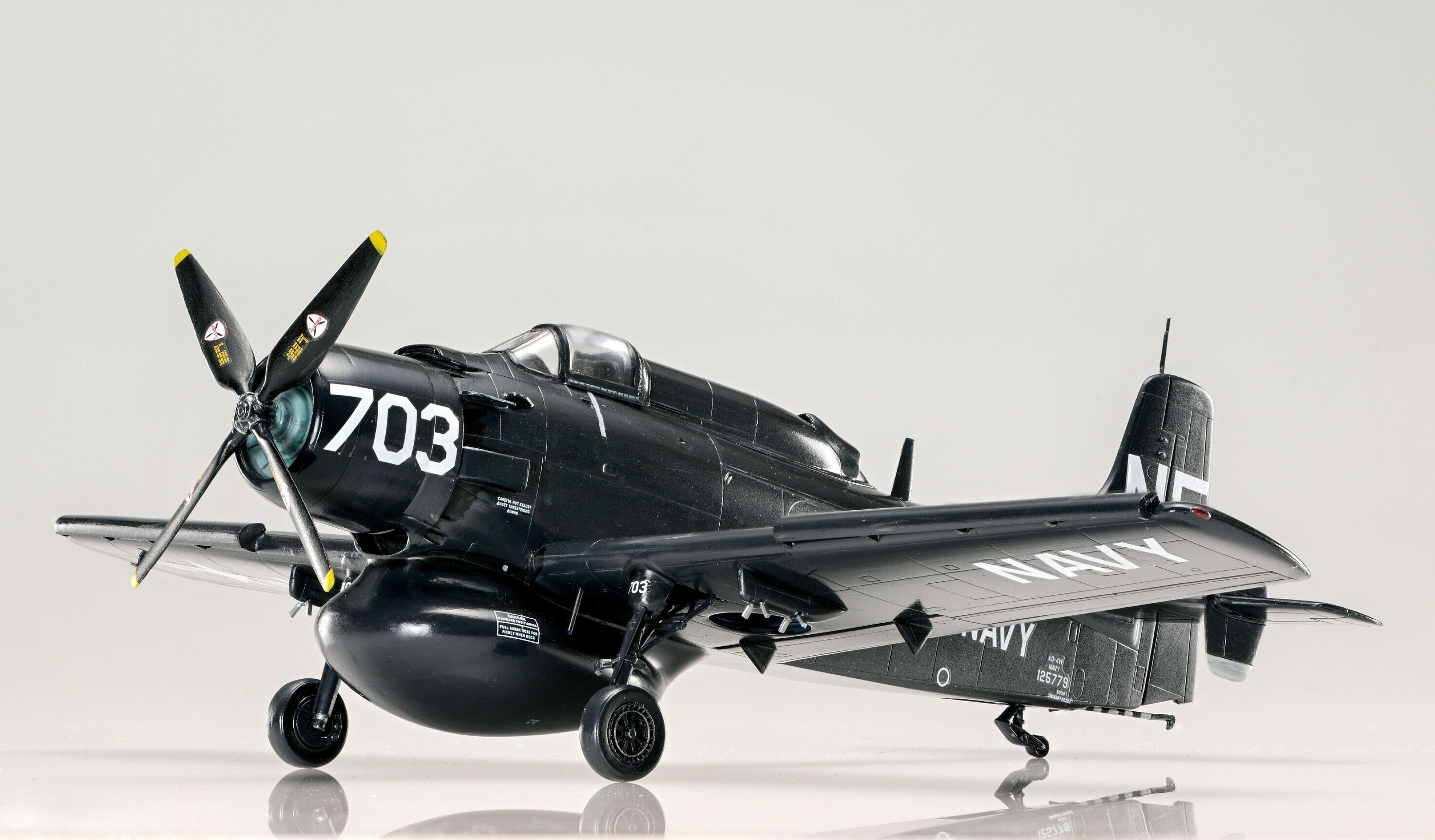 ◼️エサキシルク◼️厚手No4 黒色◼️正規品　江崎模型　飛行機用　RC機　特大 Amazon.co.jp: エサキシルク厚手No4 黒色小正規品 江崎模型
