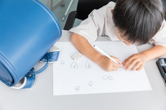 学修する男の子