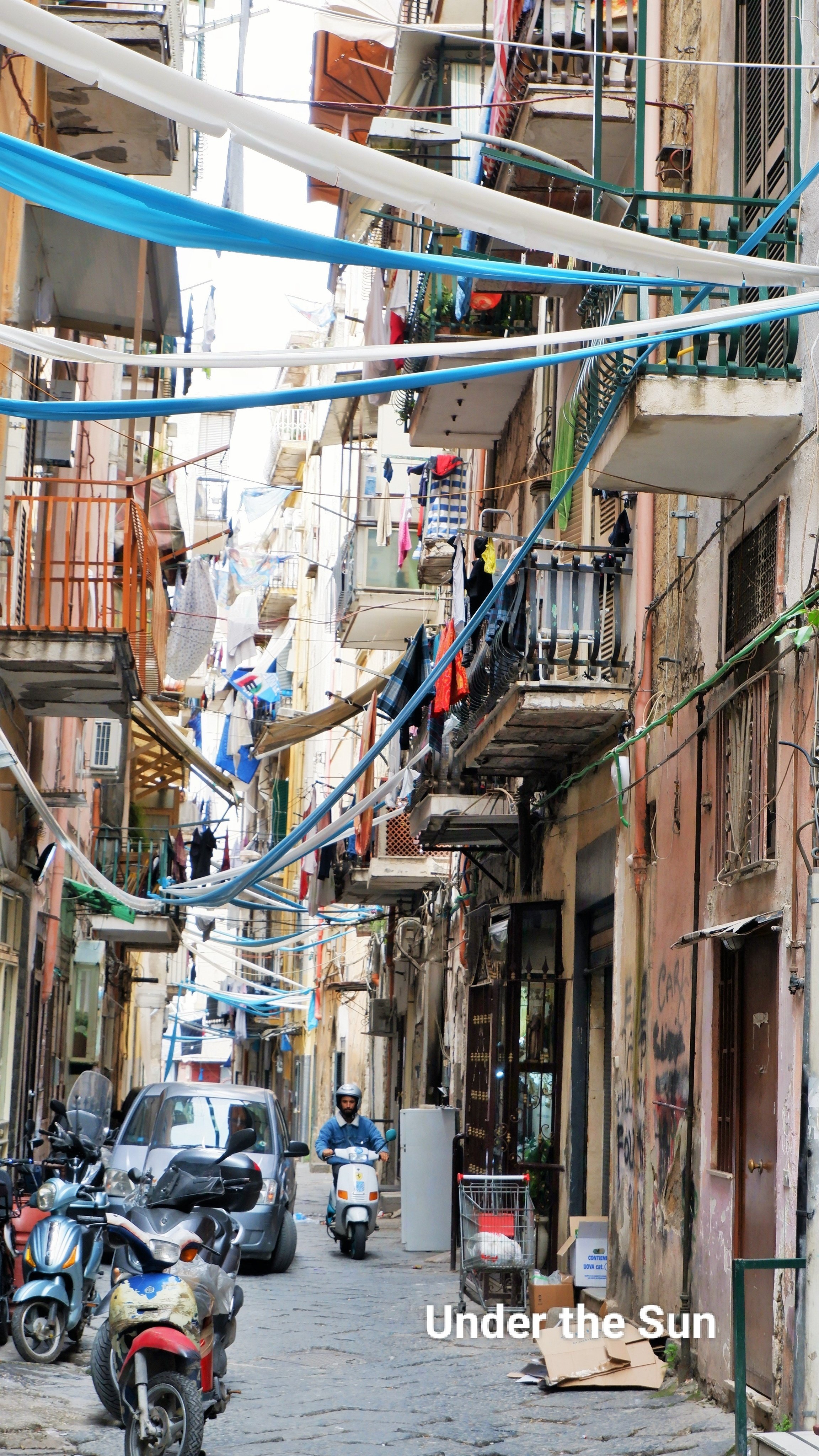 🇮🇹まるでアメ横、ナポリ旧市街の市場へ｜Under The Sun