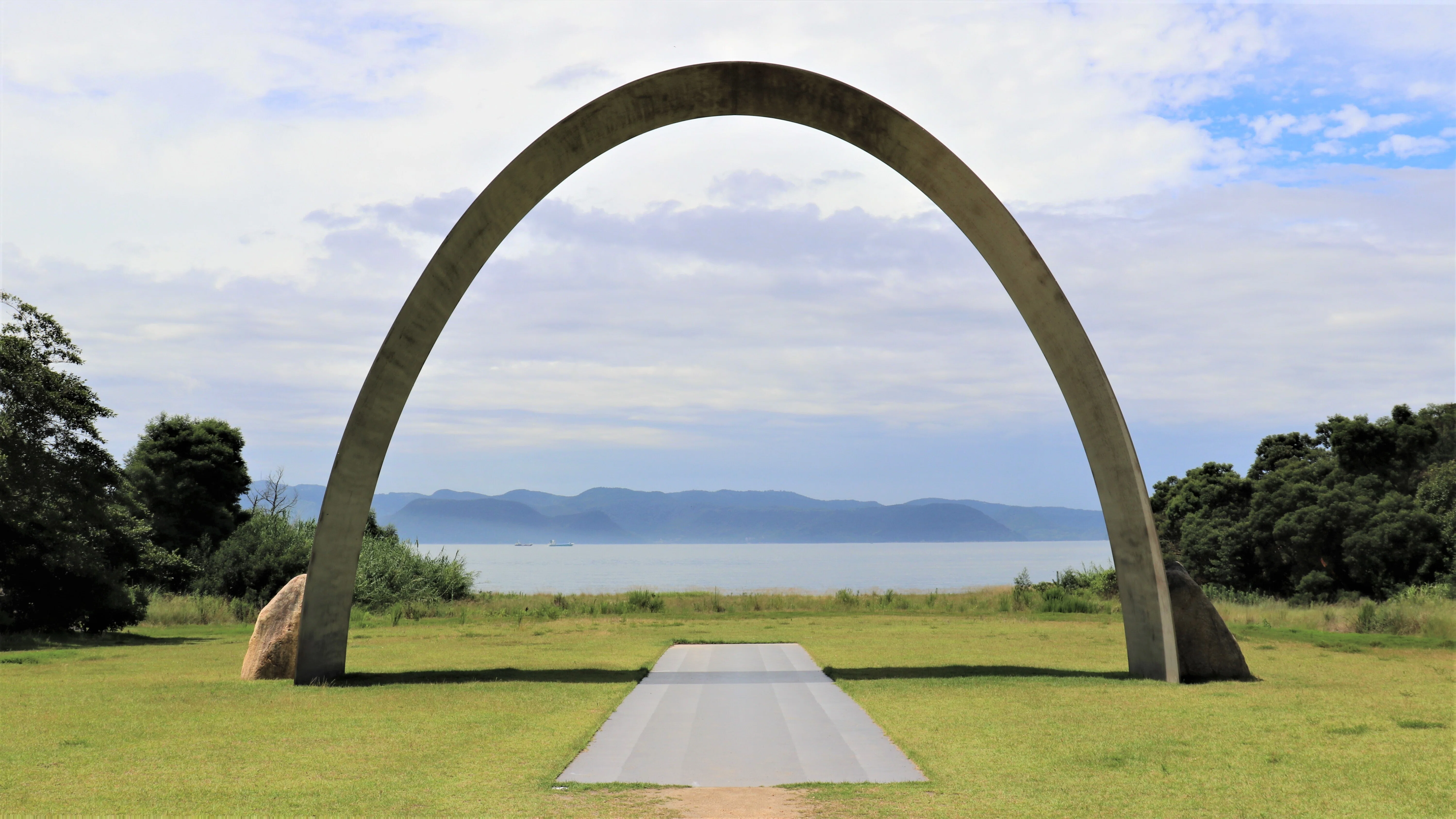 直島【写真】李禹煥(Lee Ufan) 柱の広場(無限門)｜Abbey -旅するように