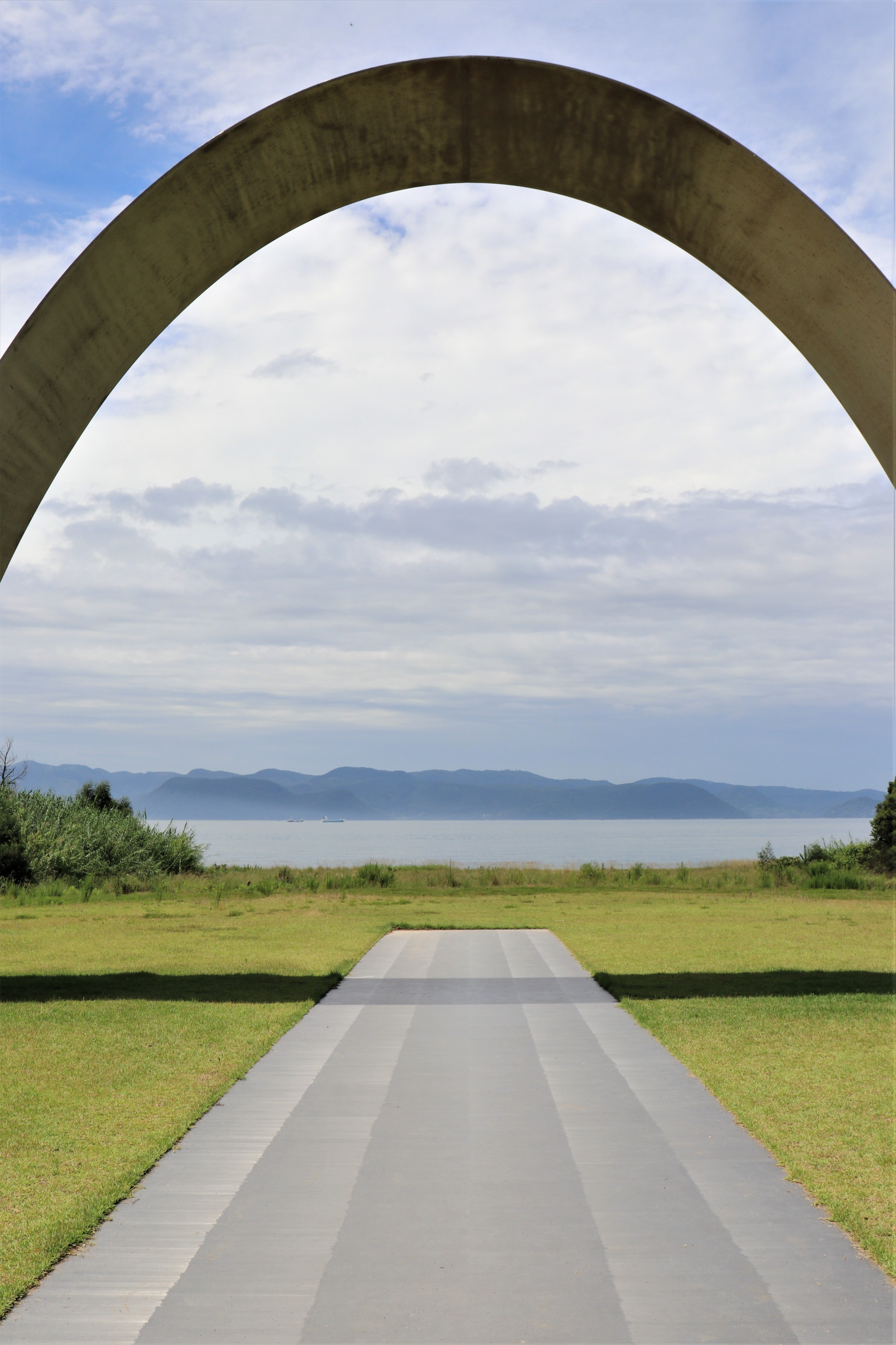 直島【写真】李禹煥(Lee Ufan) 柱の広場(無限門)｜Abbey -旅する