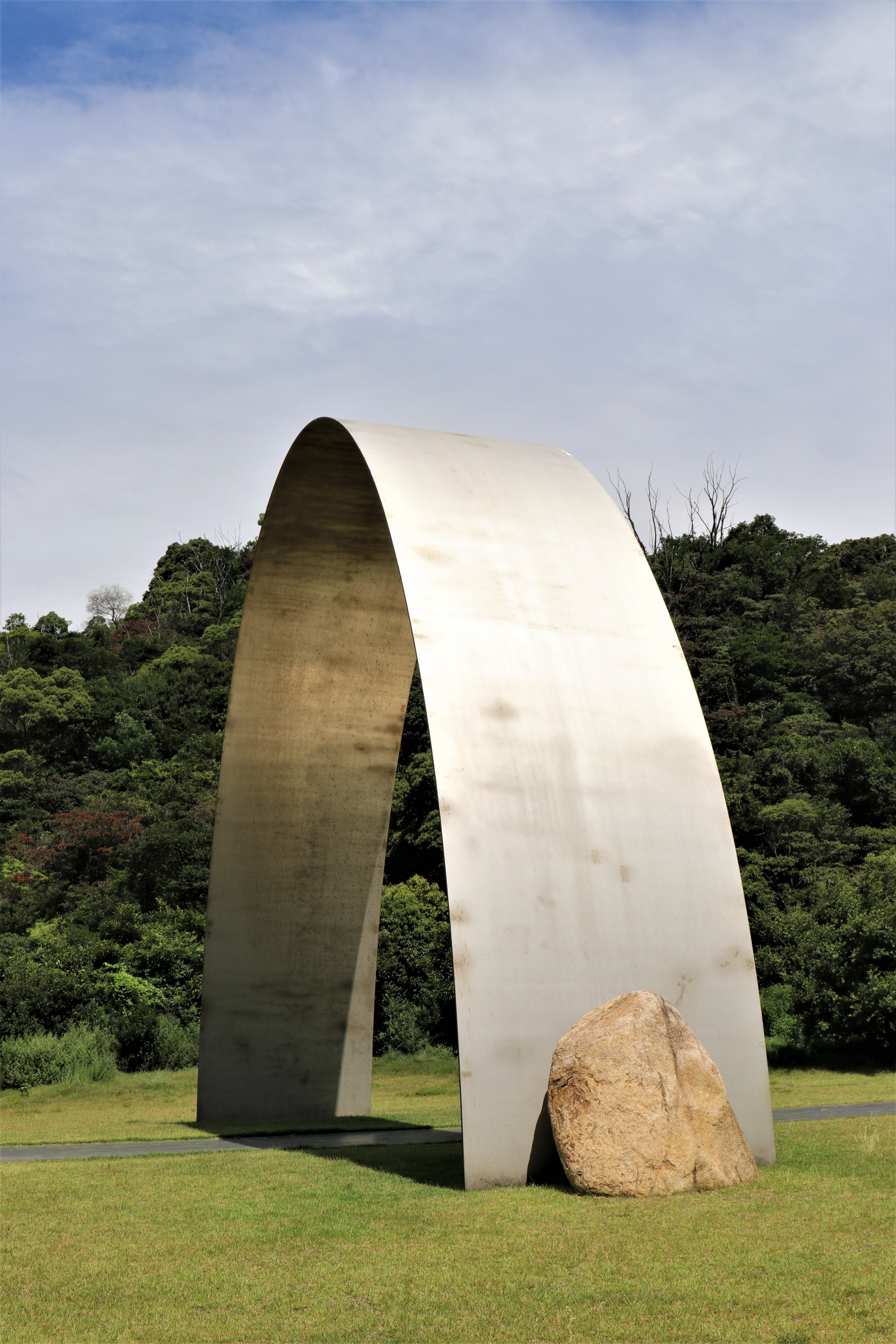 直島【写真】李禹煥(Lee Ufan) 柱の広場(無限門)｜Abbey -旅するように