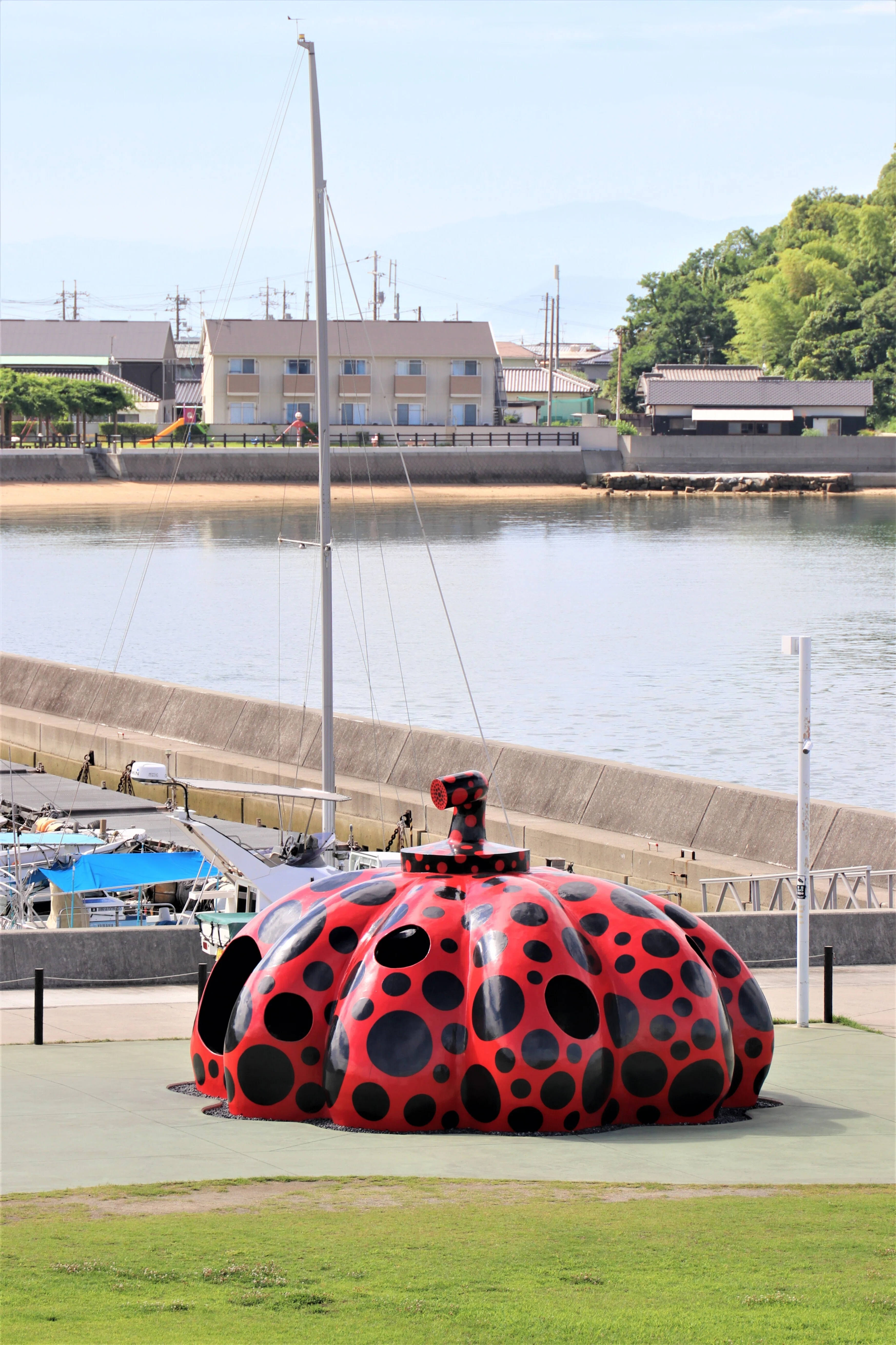 直島【写真】-草間彌生[赤かぼちゃ],夏空｜Abbey -旅するように暮らす